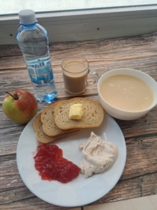 Zdjęcie przedstawia dietę podstawową Kawa zbożowa z mlekiem Kasza manna na mleku Chleb mieszany pszenno-żytni Masło extra Dżem Twarożek różany Jabłko Woda źródlana